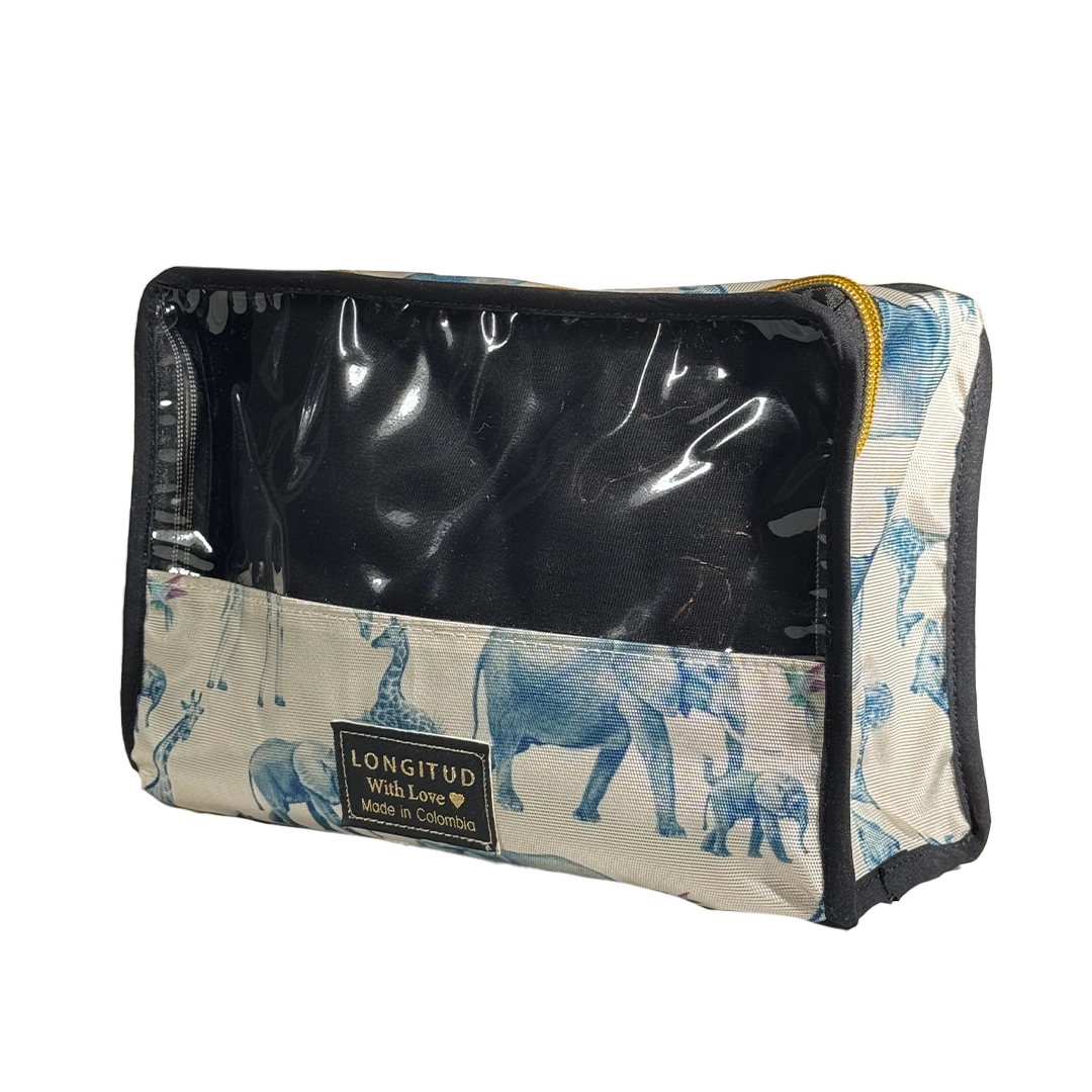 Vista diagonal del Organizador Calma M – Selva destacando capacidad y materiales impermeables.