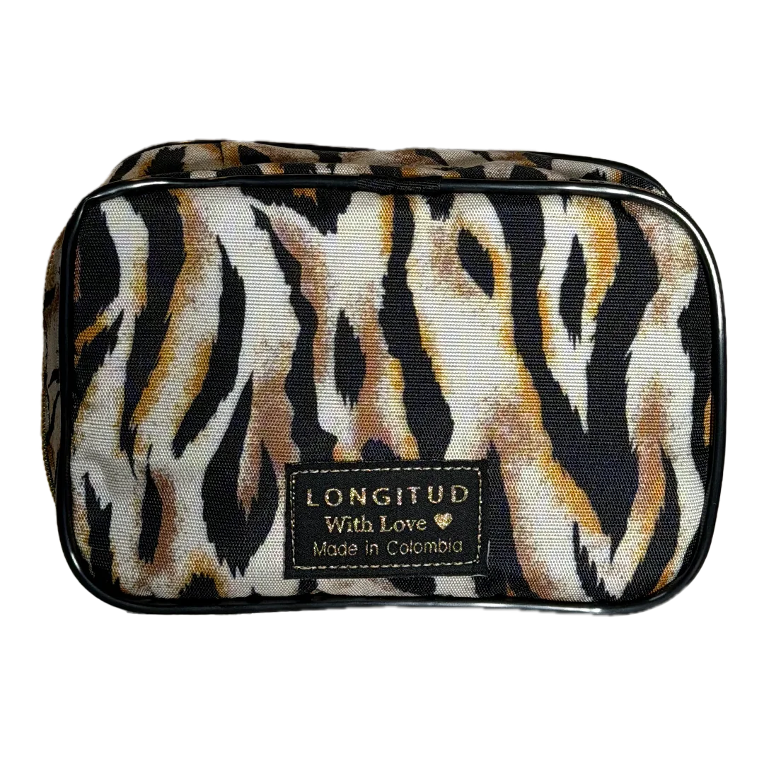 Cosmetiquera Estrella Tigre vista frontal La Cosmetiquera Estrella Tigre está diseñada para cuando llevas muchos productos y quieres división clara. También quieres orden visible y una rutina más tranquila. Abres, ves, eliges y guardas sin revolver.