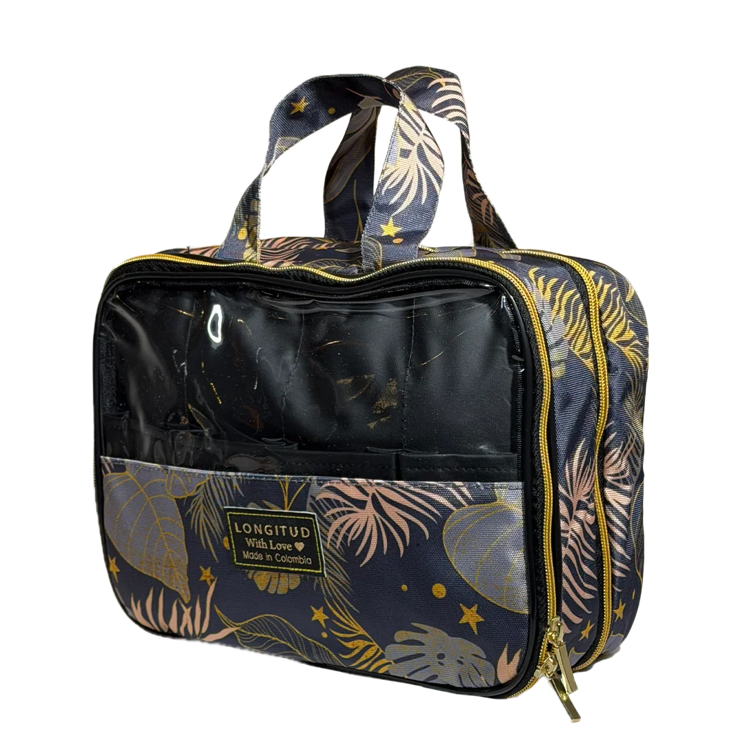 Organizador Travesía Fuerza cerrado vista diagonal Incluye bolsillos internos para tarros y frascos, dos cierres exteriores y dos cierres interiores, más cogedera para moverlo fácil