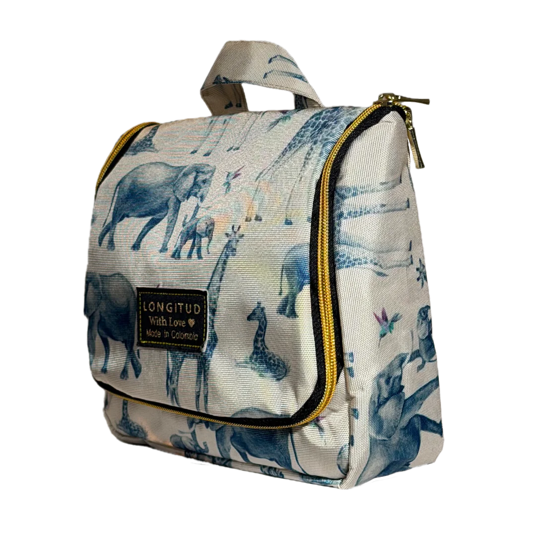 Organizador Camino Selva vista diagonal con cierre, Organizador Camino Selva colgante mediano para artículos de aseo con bolsillos transparentes, gancho para baño o viaje, hecho a mano en Colombia, 23x22x7 cm.