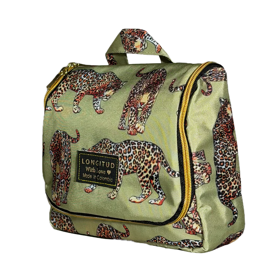 Organizador Camino Jungla es un organizador mediano colgante, práctico y funcional para colgar en el baño, en hoteles o en casa. Incluye un cierre exterior y dos cierres interiores, además de ocho bolsillos internos de diferentes tamaños